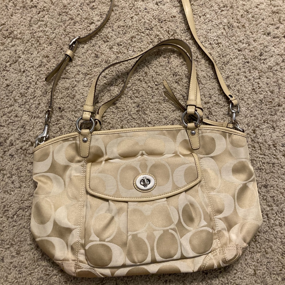 Medium Beige signature Coach shoulder bag/crossbody